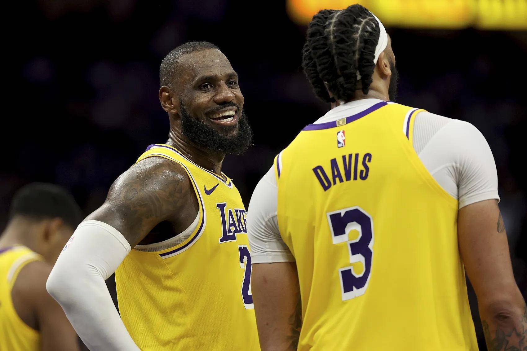 包含浓眉哥焦点对战,C罗与60激战G2分钟,大比分获胜胜负难料!赛场气氛高涨的词条